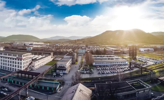 Το τεράστιο εργοστάσιο της Tatra στην Τσεχία δέχεται παραγγελίες από επιχειρήσεις και Ένοπλες Δυνάμεις.