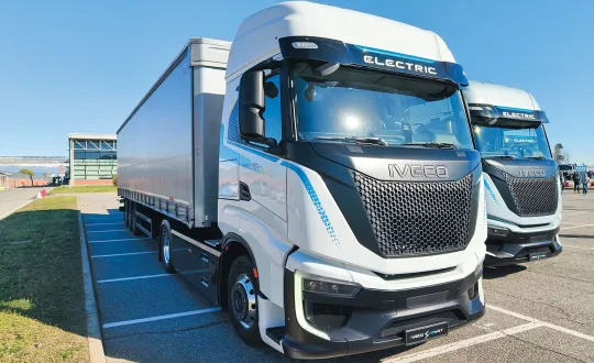 Το νέο ηλεκτρικό φορτηγό S-eWay Artic, κατάλληλο για βαριές μεταφορές μηδενικών ρύπων με αυτονομία μέχρι 600 χιλιόμετρα