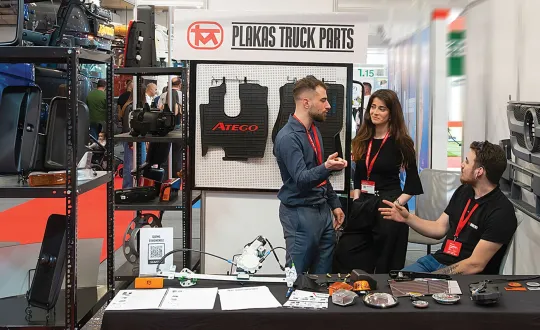 Το περίπτερο της εταιρείας Plakas Truck Parts, προσφέροντας μια μεγάλη ποικιλία προϊόντων στους πελάτες της.