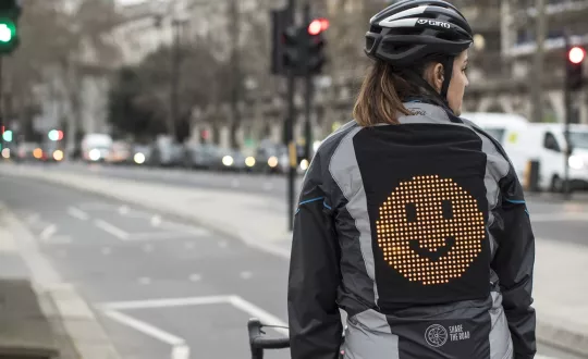 Το πρωτότυπο μπουφάν Emoji Jacket της Ford δημιουργήθηκε για να αναβαθμίσει την επικοινωνία μεταξύ δικυκλιστών και οδηγών και να προάγει με αυτό τον τρόπο την οδική ασφάλεια.