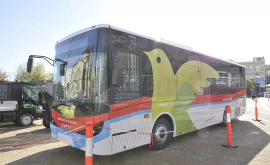 Το Isuzu Citibus των 9,5 μέτρων έχει τη δυνατότητα μεταφοράς 63 ατόμων και διαθέτει τρεις πόρτες εισόδου-εξόδου επιβατών.