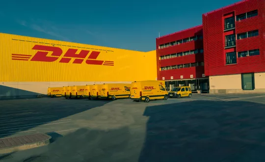Το νέο κέντρο της DHL θα μπορεί να επεξεργαστεί 24.500 δέματα ανά ώρα, συμπεριλαμβανομένων πακέτων και φακέλων. Το νέο κέντρο της DHL θα μπορεί να επεξεργαστεί 24.500 δέματα ανά ώρα, συμπεριλαμβανομένων πακέτων και φακέλων.