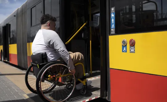αναπηρος σε λεωφορείο freepik 
