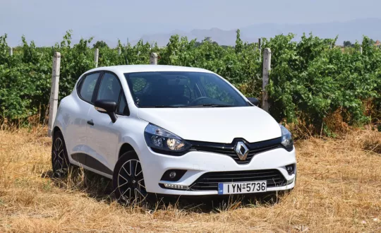 Το Renault Clio στους αμπελώνες των αδερφών Απόστολου και Νικόλαου Νικολούλη στη Χάλκη Λάρισας. Από τα βασικά πλεονεκτήματα του αυτοκινήτου σημειώνουμε τη χαμηλή κατανάλωσή του σε μικτό κύκλο.