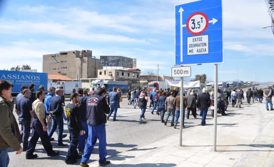Συνέχεια δόθηκε σήμερα Τρίτη 5 Μαρτίου, στις κινητοποιήσεις που λαμβάνουν χώρα στον Ασπρόπυργο, λόγω της εφαρμογής του νόμου για την απαγόρευση διέλευσης των φορτηγών άνω των 3,5 τόνων στην πόλη.