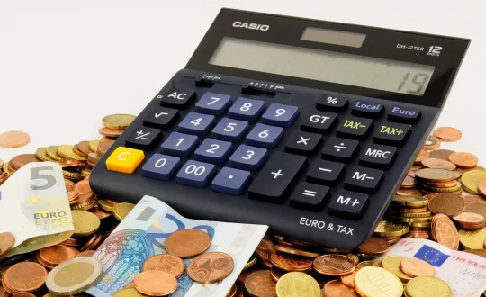 Προβλέπει ελάχιστη καταβολή 30 ευρώ για οφειλές μέχρι 1.000 ευρώ euro calculator