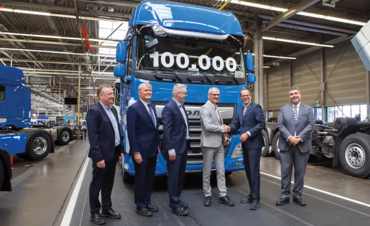 Τα κλειδιά για το 100.000o  όχημα παραδόθηκαν από τον πρόεδρο της DAF Trucks, Harry Wolters, στον Luc Gheys, συνιδιοκτήτη της εταιρείας Groep Gheys από το Βέλγιο.