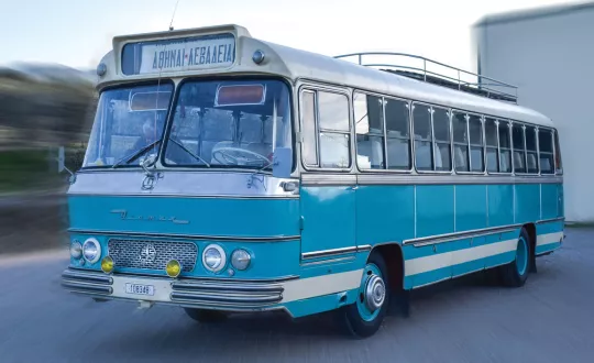 Το λεωφορείο του κ. Σπύρου Πελεκάνου, το R 495 του 1962, με το οποίο εκτελούσε δρομολόγια στο νομό Βοιωτίας αλλά και πιο μακρινά προς Αθήνα και Θεσσαλονίκη. Ο κινητήρας του αποδίδει 130 ίππους. Μια ακόμη αξιόπιστη κατασκευή της Βιαμάξ.