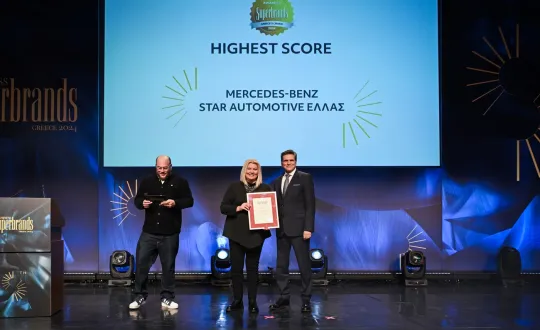 Η Αλεξάνδρα Χρυσού, Δημόσιες Σχέσεις & Εταιρική Επικοινωνία της Star Automotive Ελλάς, παραλαμβάνει το βραβείο από τον κύριο Θωμά Γεράκη, Πρόεδρο & Διευθύνοντα Σύμβουλο της MARC A.E.