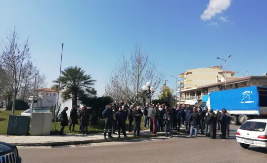Απογοητευτική η εικόνα στο Σιντριβάνι του Ασπροπύργου, όπου ήταν προγραμματισμένη η συγκεκριμένη διαμαρτυρία τόσο των αυτοκινητιστών και μεταφορέων όσο και των καταστηματαρχών του Ασπροπύργου. Για μια ακόμα φορά, δεν ανταποκρίθηκαν στο κάλεσμα των συνδικαλιστικών τους οργάνων για θέματα όπως αυτό της απαγόρευσης εισόδου των φορτηγών στον Ασπρόπυργο, αλλά και της απαξίωσης των επιχειρήσεων εξαιτίας του μέτρου, όπως τουλάχιστον υποστηρίζουν οι ίδιοι επιχειρηματίες. Μια ακόμα συγκέντρωση αποβαίνει αποκαρδιωτική για τον κλάδο. Απογοητευτική η εικόνα στο Σιντριβάνι του Ασπροπύργου, όπου ήταν προγραμματισμένη η συγκεκριμένη διαμαρτυρία τόσο των αυτοκινητιστών και μεταφορέων όσο και των καταστηματαρχών του Ασπροπύργου. Για μια ακόμα φορά, δεν ανταποκρίθηκαν στο κάλεσμα των συνδικαλιστικών τους οργάνων για θέματα όπως αυτό της απαγόρευσης εισόδου των φορτηγών στον Ασπρόπυργο, αλλά και της απαξίωσης των επιχειρήσεων εξαιτίας του μέτρου, όπως τουλάχιστον υποστηρίζουν οι ίδιοι επιχειρηματίες. Μια ακόμα συγκέντρωση αποβαίνει αποκαρδιωτι