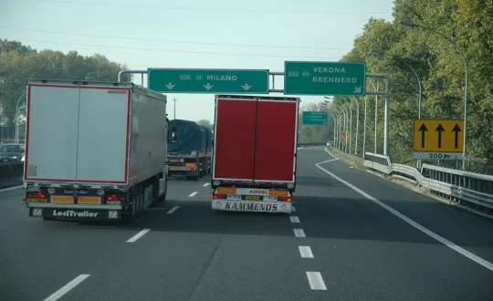 Ελληνικά φορτηγά παίρνουν την έξοδο προς Brennero για να ακολουθήσουν τον Α22 προς Αυστρία που δίνει συνέχεια (και) στον Α12, τον αυτοκινητόδρομο των πολλών απαγορεύσεων.