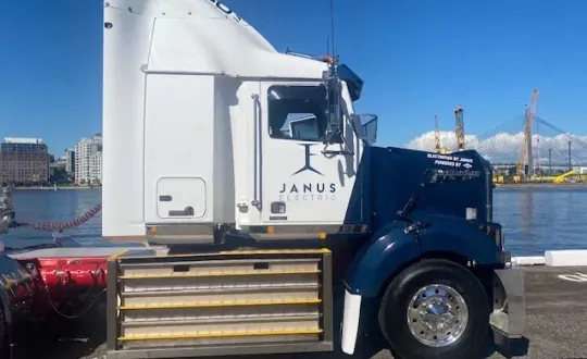 Φωτό: Janus Electric. Ο τράκτορας της εταιρείας Janus Electric πάνω σε σασί Freightliner κοτσάρει 3 τρέιλερ, όπως και πολλοί άλλοι τράκτορες πετρελαίου στην Αυστραλία