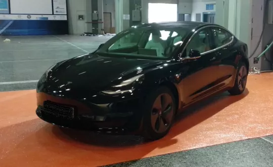 Το Tesla Model 3 τη στιγμή που προσέρχεται στον εκθεσιακό χώρου του συνεδρίου, στο Helexpo Maroussi.