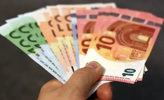 Ανοίγει στις 12/5/25 η πλατφόρμα κάλυψης της αύξησης του ρεύματος για τις επιχειρήσεις