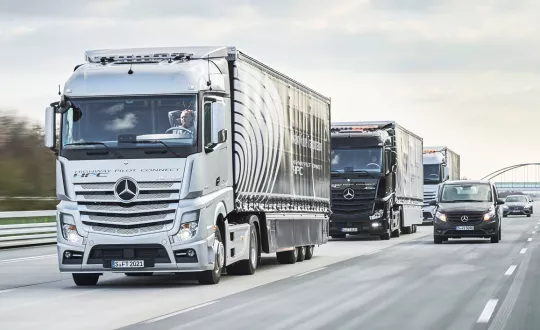 Στην πράξη, σύμφωνα με τα στελέχη της Daimler, η ασύρματη σύνδεση χάνεται συχνά, επιβατικά μπαίνουν ανάμεσα στον σχηματισμό αναγκάζοντας το platoon να φρενάρει, και τα φορτηγά επιταχύνουν προκειμένου να ξανασυνδεθούν καίγοντας επιπλέον καύσιμο στη διάρκεια της διαδικασίας. Στην πράξη, σύμφωνα με τα στελέχη της Daimler, η ασύρματη σύνδεση χάνεται συχνά, επιβατικά μπαίνουν ανάμεσα στον σχηματισμό αναγκάζοντας το platoon να φρενάρει, και τα φορτηγά επιταχύνουν προκειμένου να ξανασυνδεθούν καίγοντας επιπλέον καύσιμο στη διάρκεια της διαδικασίας.
