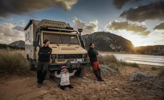 Τον γύρο του κόσμου πραγματοποιεί ο δημοσιογράφος αυτοκινήτου και φωτογράφος, κ. Άκης Τεμπερίδης, μαζί με τη σύντροφό του, κα. Βούλα Νέτου και την 7χρονη κόρη τους.