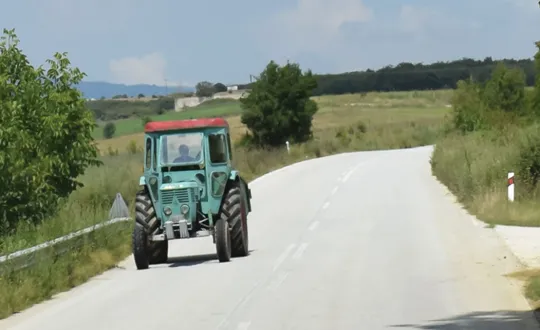 τρακτέρ στον δρόμο