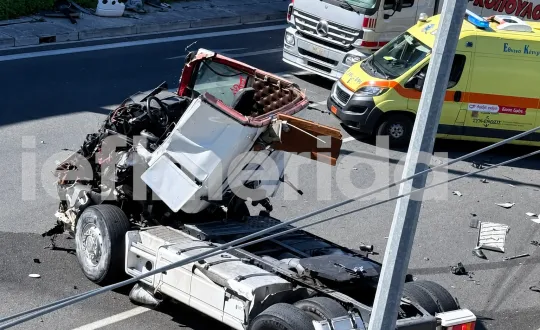 τροχαιο αττικη οδος με φορτηγό