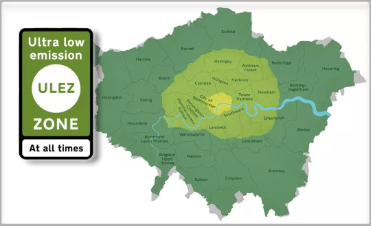 Το κέντρο του Λονδίνου, όπου ισχύει η Ultra Emission Zone και η σχετική πινακίδα ενημέρωσης των οδηγών.
