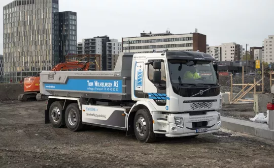 To ανατρεπόμενο ηλεκτρικό Volvo FE Electric της μεταφορικής εταιρείας Tom Wilhelmsen AS από τη Νορβηγία. To ανατρεπόμενο ηλεκτρικό Volvo FE Electric της μεταφορικής εταιρείας Tom Wilhelmsen AS από τη Νορβηγία.