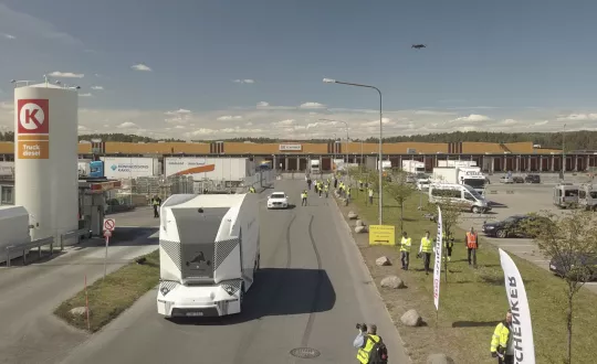 Το αυτόνομο ηλεκτρικό φορτηγό χωρίς καμπίνα, το Einride T-pod, πραγματοποίησε πρόσφατα την πρώτη του δοκιμαστική διαδρομή σε δημόσιους δρόμους, μεταφέροντας εμπορεύματα μεταξύ μιας αποθήκης και ενός τερματικού σταθμού στις εγκαταστάσεις της DB Schenker, στο Γιένσεπινγκ της Σουηδίας.