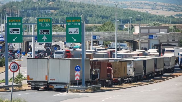 φορτηγά σε τελωνείο