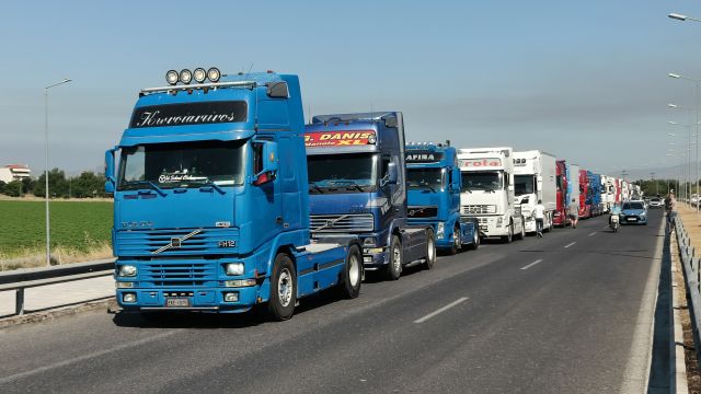 φορτηγά σε διαδηλωση στην εθνική οδό