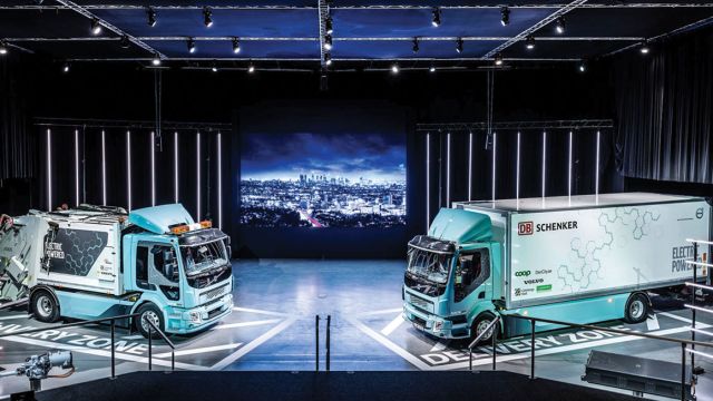 Tα πρώτα ηλεκτρικά φορτηγά της παρέδωσε πρόσφατα η Volvo Trucks σε επιλεγμένους πελάτες, ένα απορριμματοφόρο Volvo FL Electric στην εταιρεία απορριμμάτων και ανακύκλωσης Renova, αλλά και ένα φορτηγό διανομών στην εταιρεία logistics, DB Schenker και στη συνεργαζόμενη μεταφορική εταιρεία, TGM. 