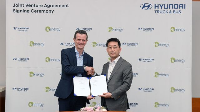 Η τελετή υπογραφής της συμφωνίας για τη δημιουργία της κοινοπραξίας «Hyundai Hydrogen Mobility».