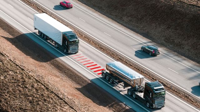 Το Distance Alert είναι διαθέσιμο στα Volvo FH, Volvo FH16, Volvo FM και Volvo FMX που κατασκευάστηκαν από τον Ιούνιο του 2018 και μετά, ενώ σημειώνεται πως τα φορτηγά πρέπει επίσης να είναι εξοπλισμένα με το σύστημα προειδοποίησης σύγκρουσης της Volvo Trucks.