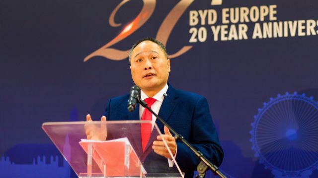 Πριν από είκοσι χρόνια η BYD Europe αποτέλεσε την πρώτη θυγατρική εταιρεία της BYD εκτός Κίνας. Στη φωτογραφία βλέπουμε τον κ. Isbrand Ho, Διευθύνοντα Σύμβουλο της BYD Europe, η οποία εδρεύει στην Ολλανδία.