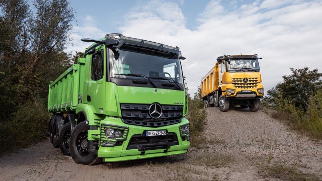 Πρώτη σε ταξινομήσεις βαρέων και μεσαίων φορτηγών και τον περασμένο Σεπτέμβριο, η Mercedes-Benz. Στη φωτό τα νέα χωματουργικά Arocs 4146 K 8x4/4 (πράσινο) και 4151 AK 8x8/4 (κίτρινο).