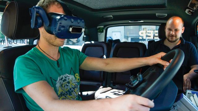 Κατά τις δοκιμές της Daimler Trucks, οι οδηγοί φορτηγών φορούσαν 3D γυαλιά εικονικής πραγματικότητας και κρατούσαν ένα τιμόνι πολλαπλών λειτουργιών στα χέρια τους.