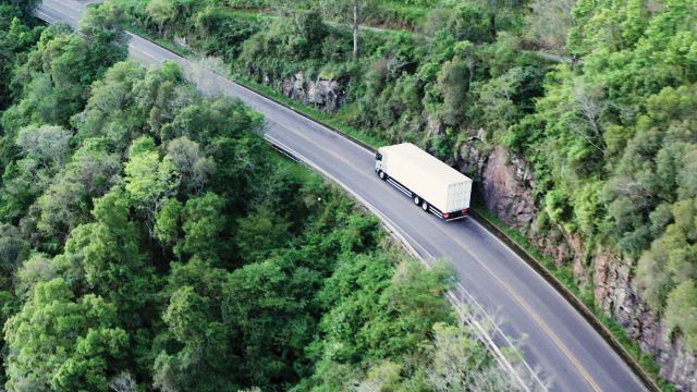Η μεταφορική εταιρεία Rapido ABC που εδρεύει στο Κασίας Ντο Σουλ της Βραζιλίας, δοκιμάζει σε πραγματικές συνθήκες δουλειάς, το φορτηγό διανομών Scania P 280 που ακούει στο όνομα «Kenya» και το οποίο καθημερινά διανύει μέχρι και 2.400 χλμ., κατευθυνόμενο προς το Σάο Πάολο. 