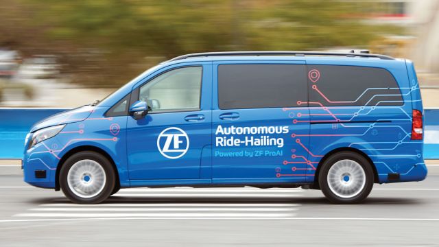 Η ZF παρουσίασε ένα ρομποτικό ταξί, δίχως τιμόνι και πεντάλ.