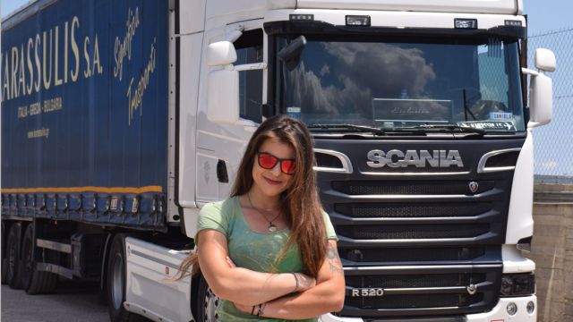 Η Ντανιέλα Πελεχρά έκανε το όνειρό της πραγματικότητα δουλεύοντας ως επαγγελματίας οδηγός σε φορτηγά διεθνών μεταφορών. 