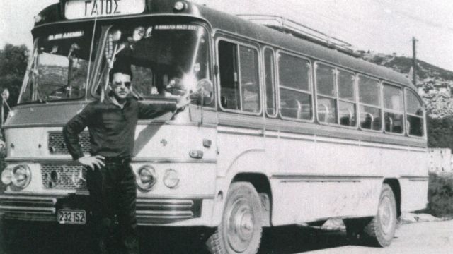 Στη φωτό ο κ. Σπύρος Αντίοχος (Μπουάζ) μπροστά από το λεωφορείο του.
