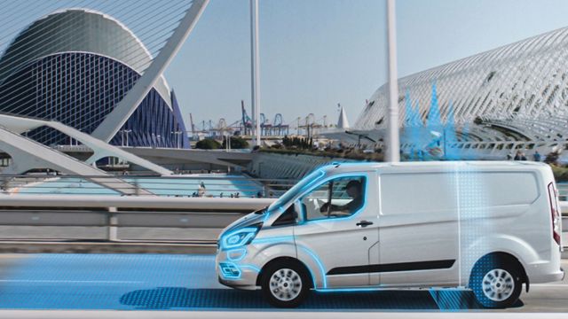 Tο υβριδικό Transit Custom Plug-In Hybrid (PHEV) διαθέτει μια μπαταρία 13,6 kWh, που του προσδίδει ηλεκτρική αυτονομία 56 χλμ. (κύκλος NEDC). Ο βενζινοκινητήρας 1.0 EcoBoost μπορεί να φορτίσει τη μπαταρία για επέκταση της αυτονομίας σε πάνω από 500 χλμ.