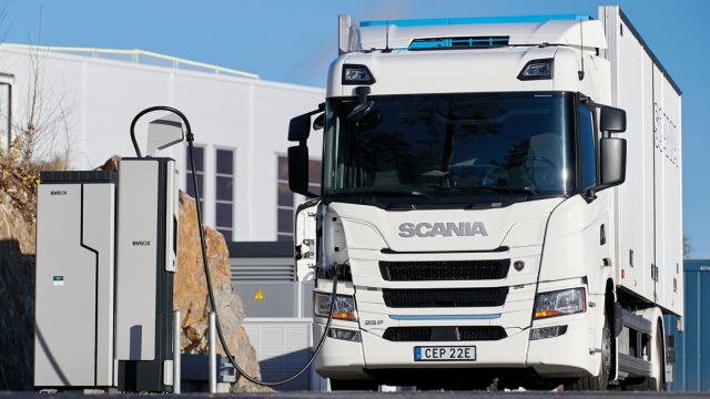 Το ηλεκτρικό Scania φορτίζει τις μπαταρίες του σε φορτιστές της EVBox που ανήκει στον όμιλο ENGIE.
