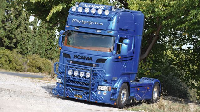 Το Scania κοτσάρει τριαξονική ανατρεπόμενη νταλίκα και μεταφέρει σκραπ στη γραμμή Αθήνας-Θεσσαλονίκης.