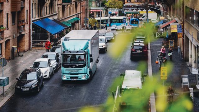 Το νέο Volvo FE Electric μεταφέρει και παραδίδει νωπά προϊόντα σε καθημερινή βάση και σηματοδοτεί το σημαντικό πρώτο βήμα στη συνεργασία μεταξύ της Volvo Trucks και της ICA