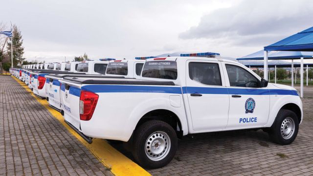 Τα αστυνομικά περιπολικά ΝAVARA, έκδοσης Double Cab, διαθέτουν τετρακίνηση και εφοδιάζονται με τον κινητήρα 2.3 diesel, ισχύος 163PS.
