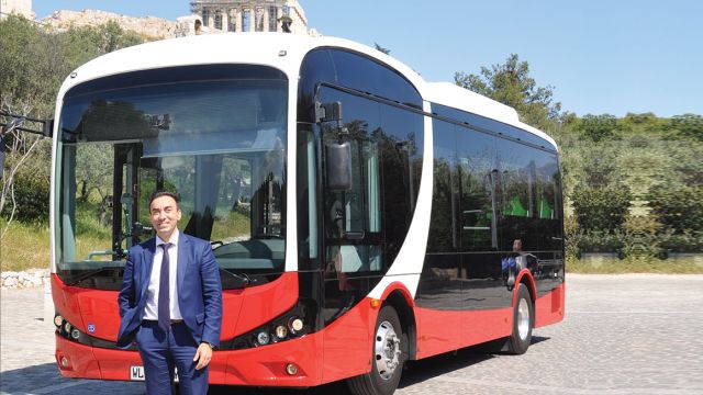 Ο διευθυντής της μονάδας φορτηγών και λεωφορείων της Π. Πετρόπουλος ΑΕΒΕ, Πέτρος Πλακάκης, μπροστά στο 8,7 μέτρων ηλεκτρικό BYD, το οποίο κέντρισε το ενδιαφέρον των δήμων.