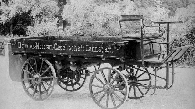 Πριν 125 χρόνια, μια μηχανή αντικατέστησε τη δύναμη 4 αλόγων, δημιουργώντας τον «Φοίνικα», μια αυτοκινούμενη άμαξα που αποτέλεσε το πρώτο φορτηγό της ιστορίας.