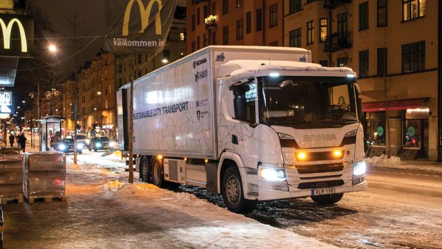 Ένα υβριδικό Scania που φορτίζει στην πρίζα (plug-in hybrid), σε συνεργασία με την εταιρεία logistics HAVI, έχει αναλάβει την τροφοδοσία έξι καταστημάτων McDonald’s που βρίσκονται στη Στοκχόλμη.