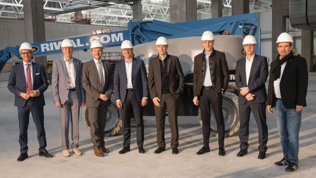 Στελέχη του ομίλου TRATON σε αναμνηστική φωτογραφία μπροστά στη νέα εγκατάσταση – επέκταση του εργοστασίου της Νυρεμβέργης.
