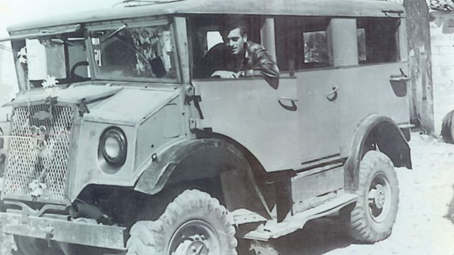 Η ενασχόληση του κ. Σπύρου Αντιόχου (Μπουάζ) με τις συγκοινωνίες των Παξών, ξεκίνησε το 1946, όταν και αγόρασε από τον ΟΔΙΣΥ μια 14θέσια Chevrolet Καναδέζα, η οποία αποτέλεσε το πρώτο λεωφορείο του νησιού.