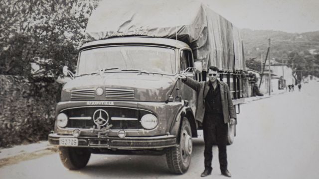 Παύλος Τσάγκας με την "αρχόντισσά" του, το Mercedes-Benz 1113 με το οποίο μετέφερε διάφορα φορτία από την Άρτα στην Αθήνα.
