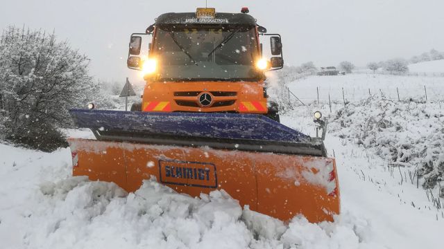 Ο οδηγός του Unimog U423 του δήμου Ωραιοκάστρου έδωσε πραγματική μάχη με τα χιόνια για να παραμείνουν οι δρόμοι ανοιχτοί, κάτω από δύσκολες συνθήκες. 