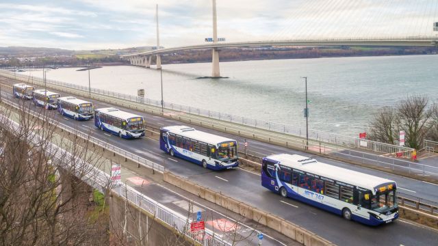 Τα λεωφορεία της εταιρείας Alexander Dennis Limited (ADL) θα κάνουν μια διαδρομή μήκους 22,5 χλμ., ανάμεσα στο Φάιφ και το Εδιμβούργο, διασχίζοντας μέσω της λεωφορειολωρίδας τη γέφυρα Forth Road.